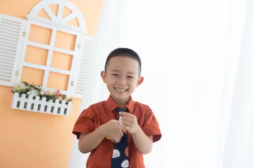 手捧橘子的微笑少年