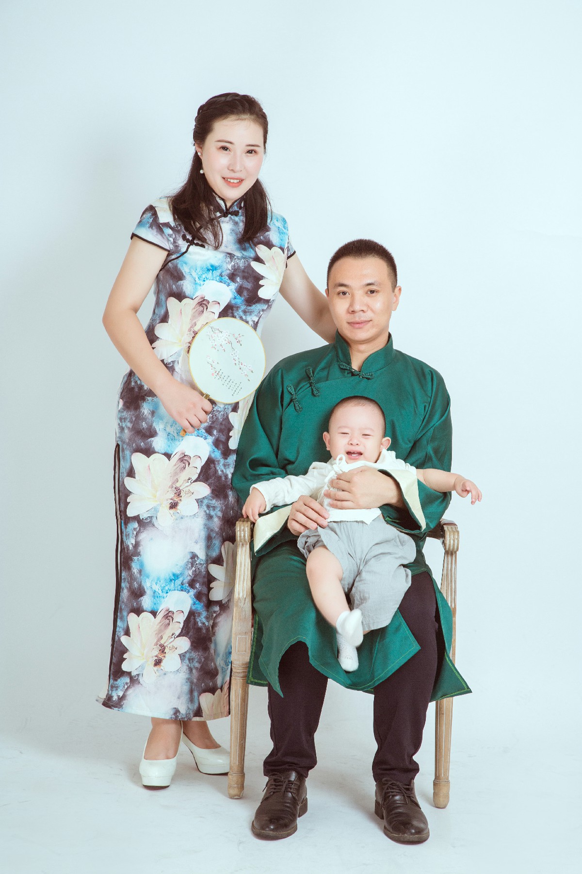 共筑幸福：中国风全家福中的温馨瞬间