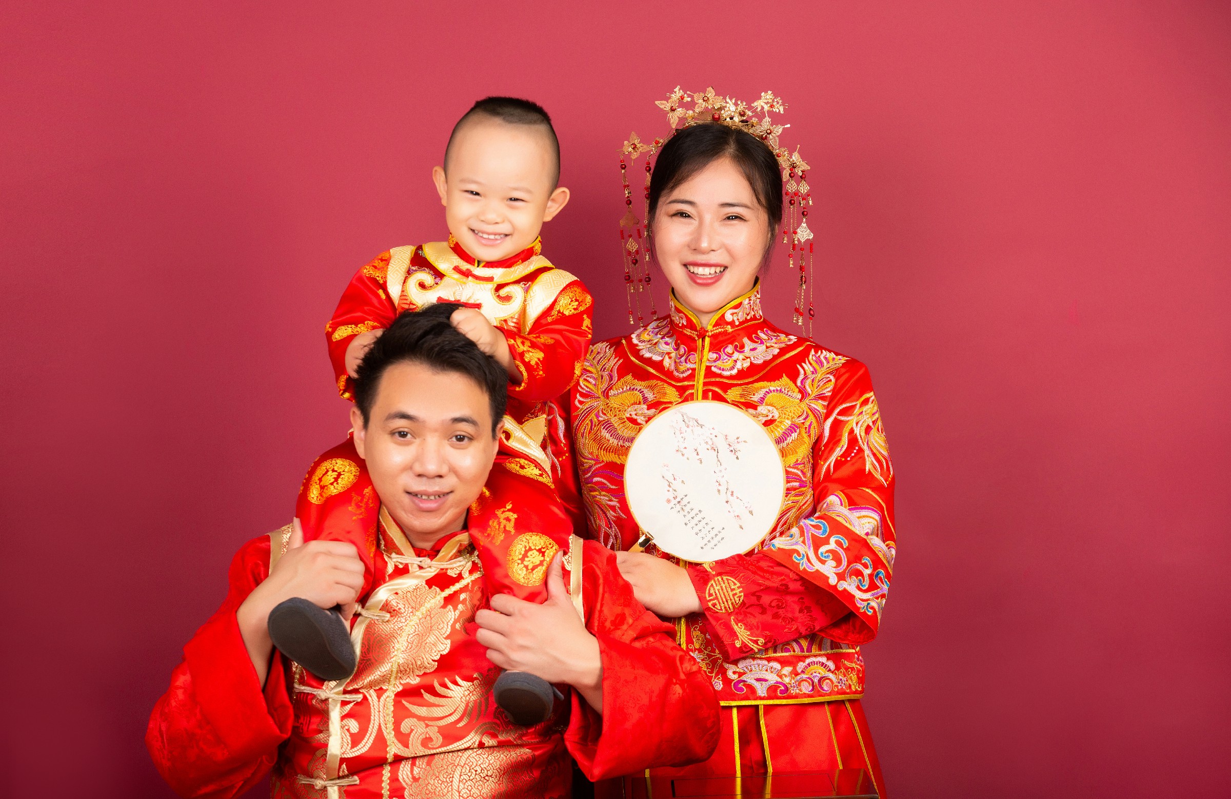 大元元与父母的温馨时刻：中国风写真的独特魅力