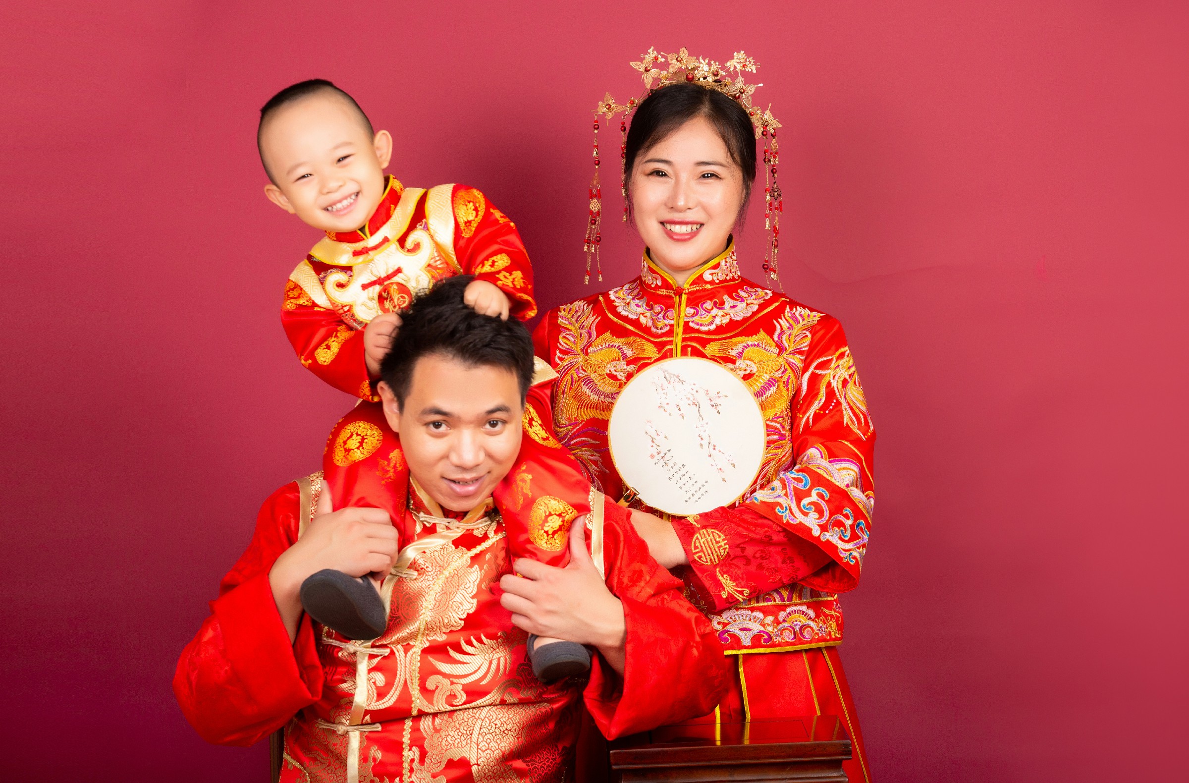 大元元与父母的温馨时刻：中国风写真的独特魅力