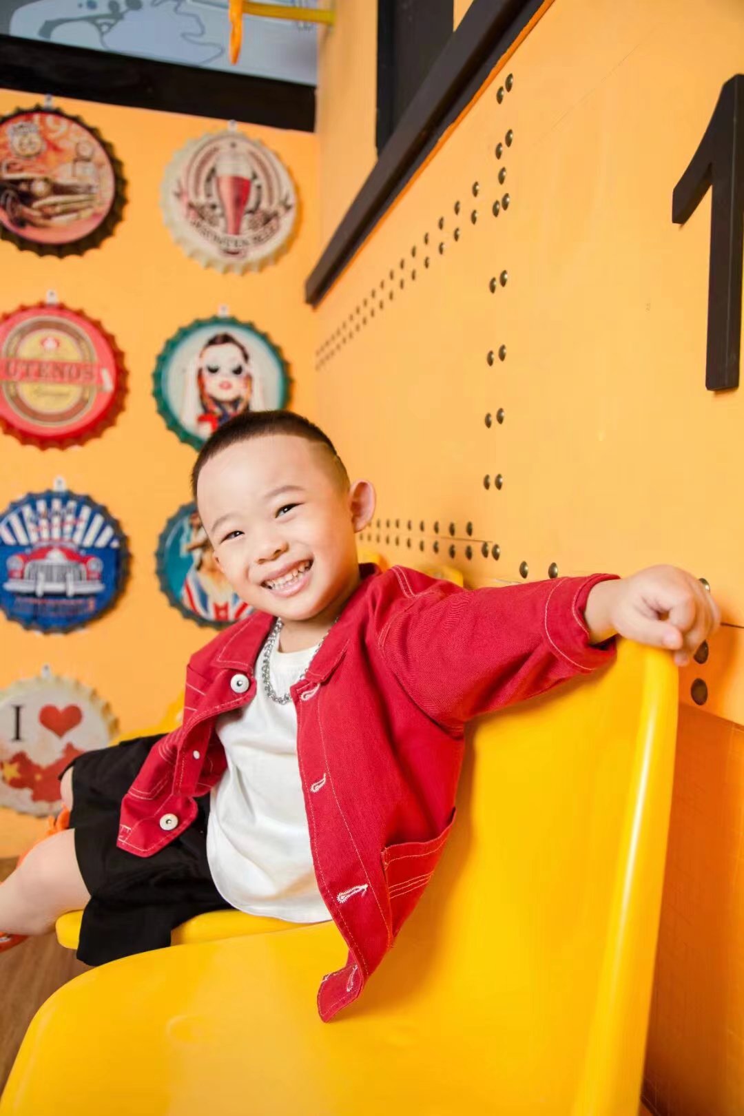 橙色魅力点亮街头艺术