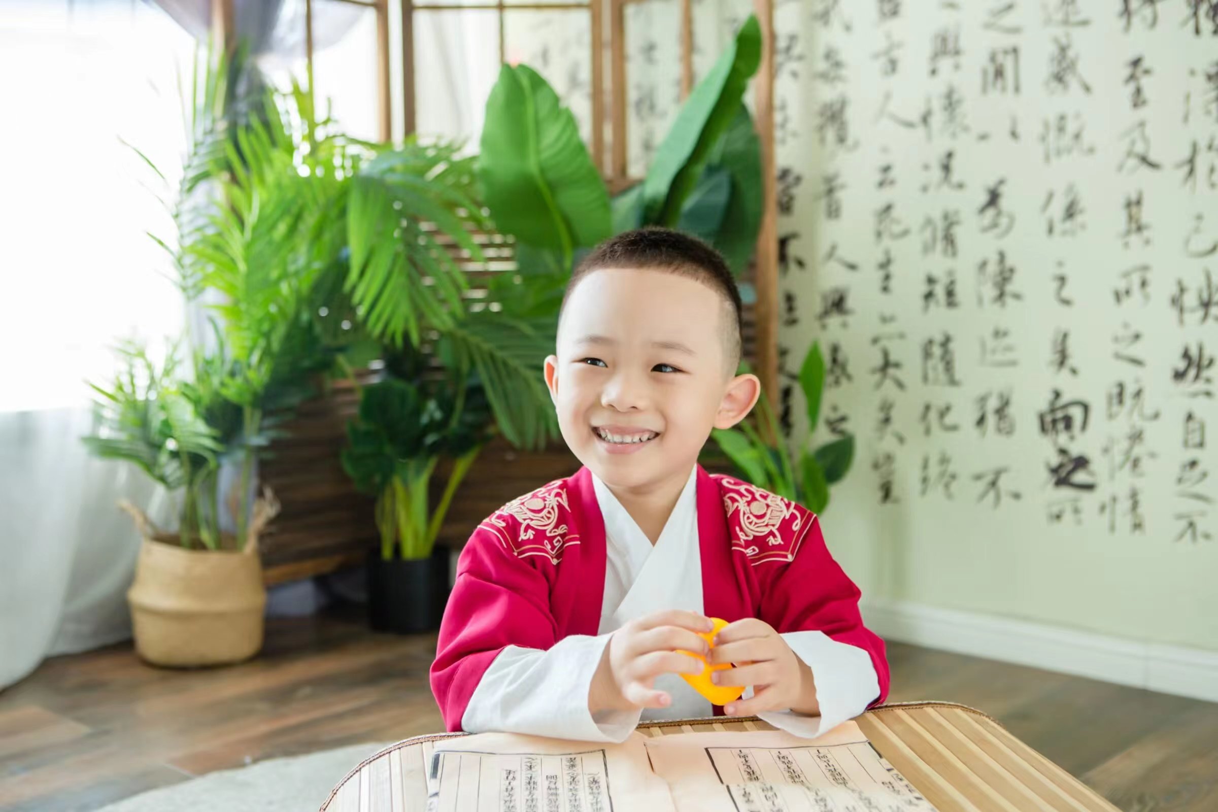 大元元与诗意的邂逅：红色汉服下的文学梦想