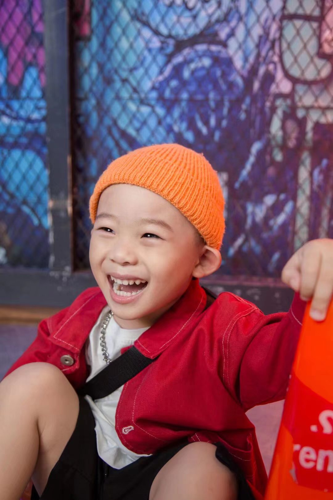 橙色魅力点亮街头艺术