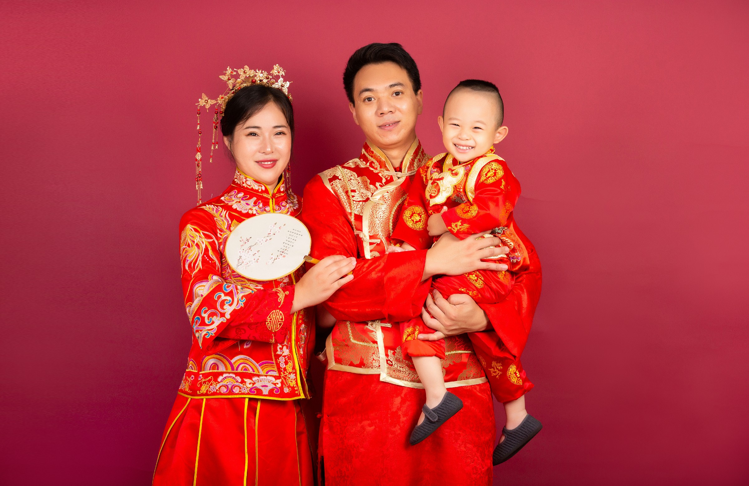 大元元与父母的温馨时刻：中国风写真的独特魅力