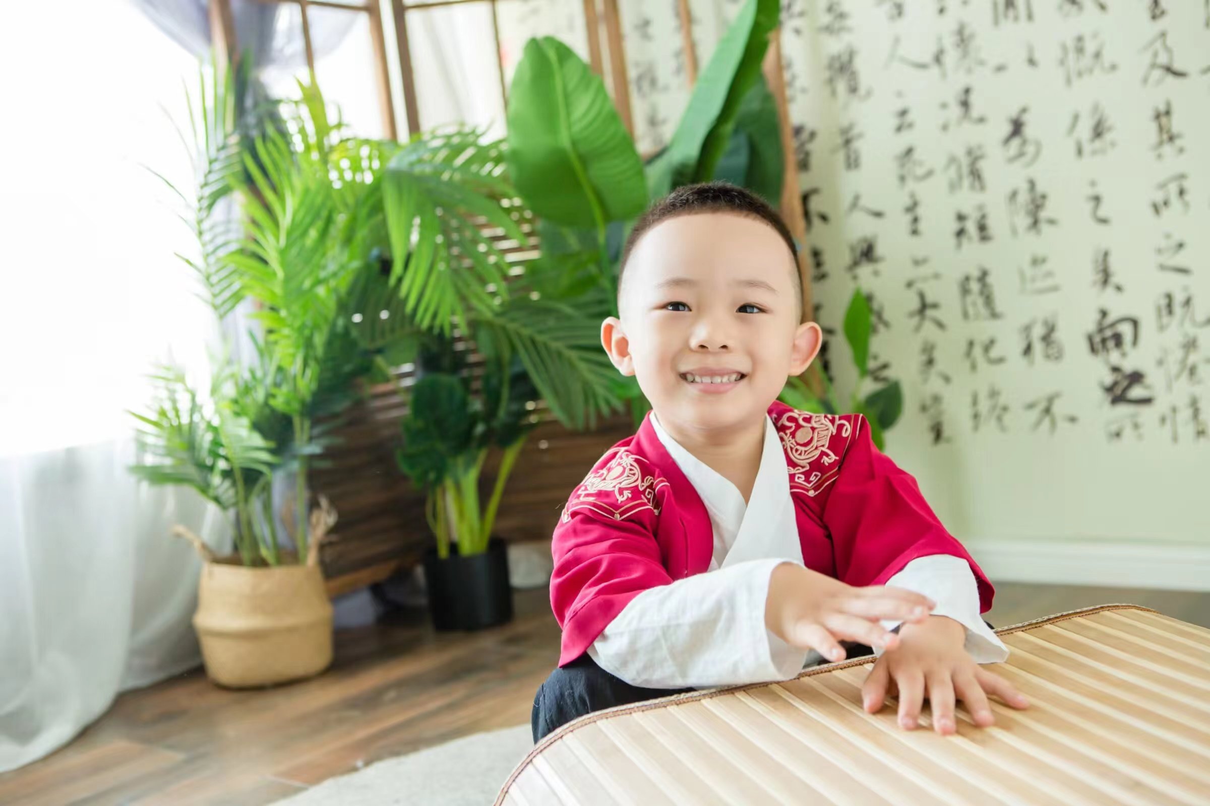 大元元与诗意的邂逅：红色汉服下的文学梦想