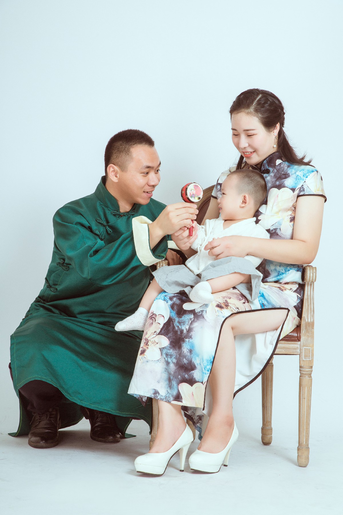 共筑幸福：中国风全家福中的温馨瞬间