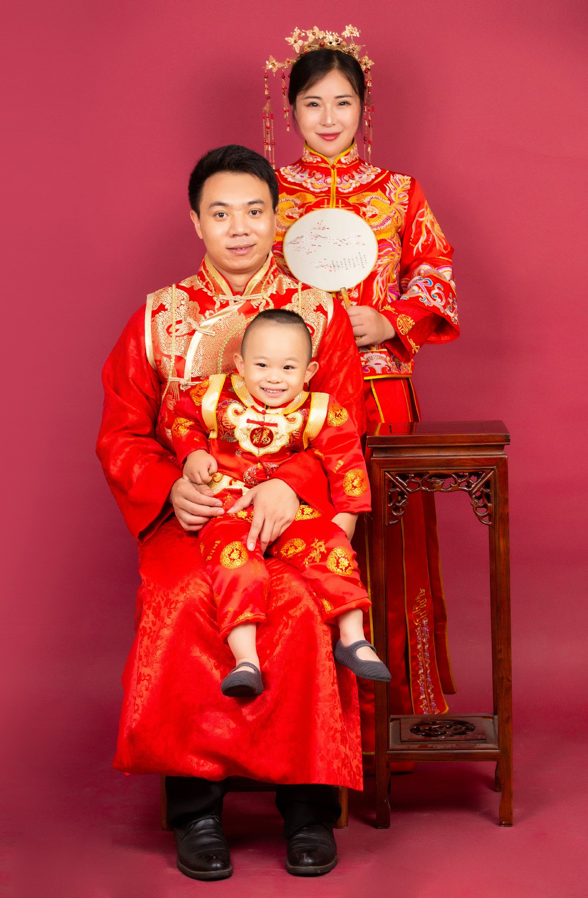 大元元与父母的温馨时刻：中国风写真的独特魅力