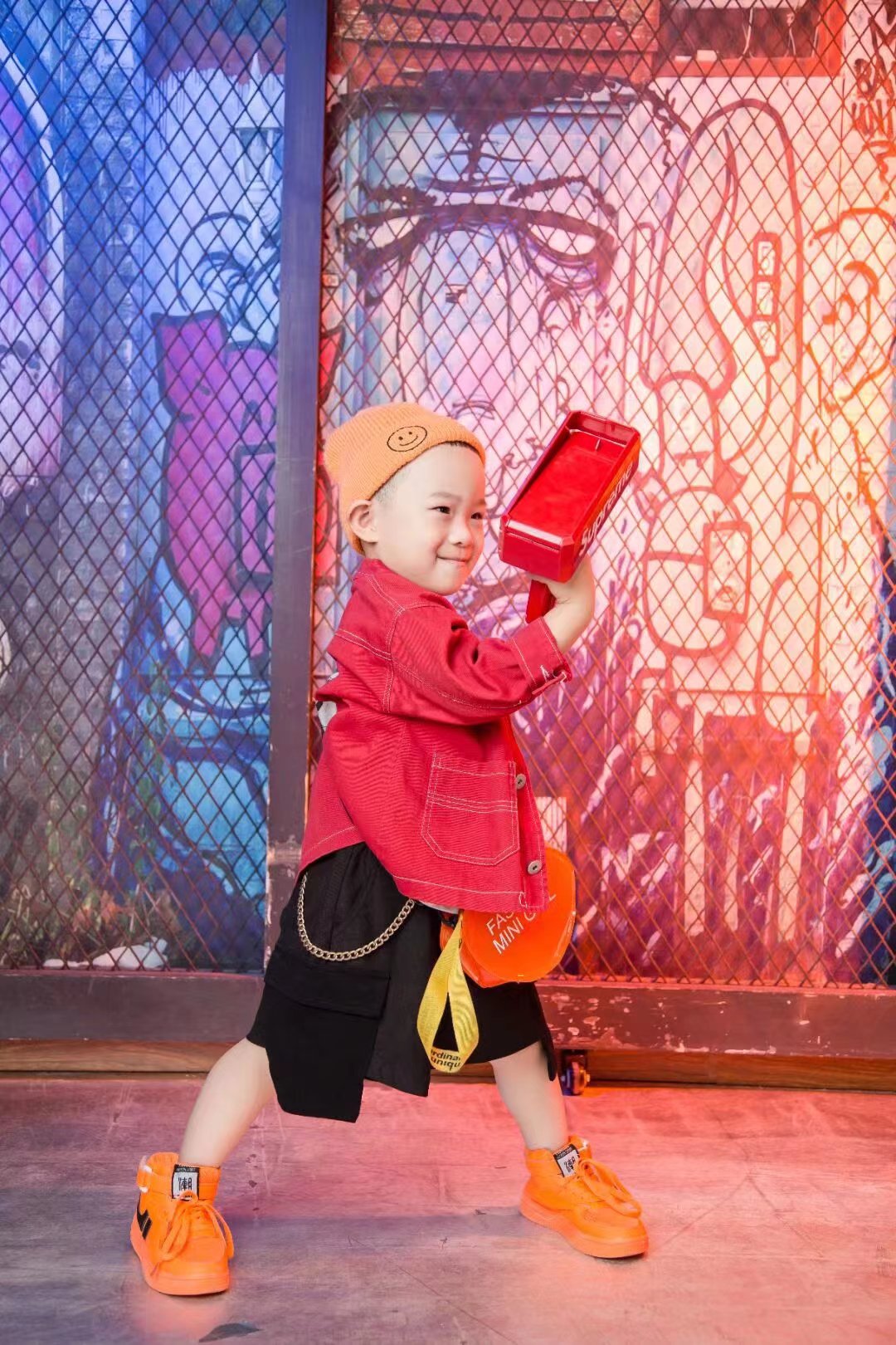 橙色魅力点亮街头艺术