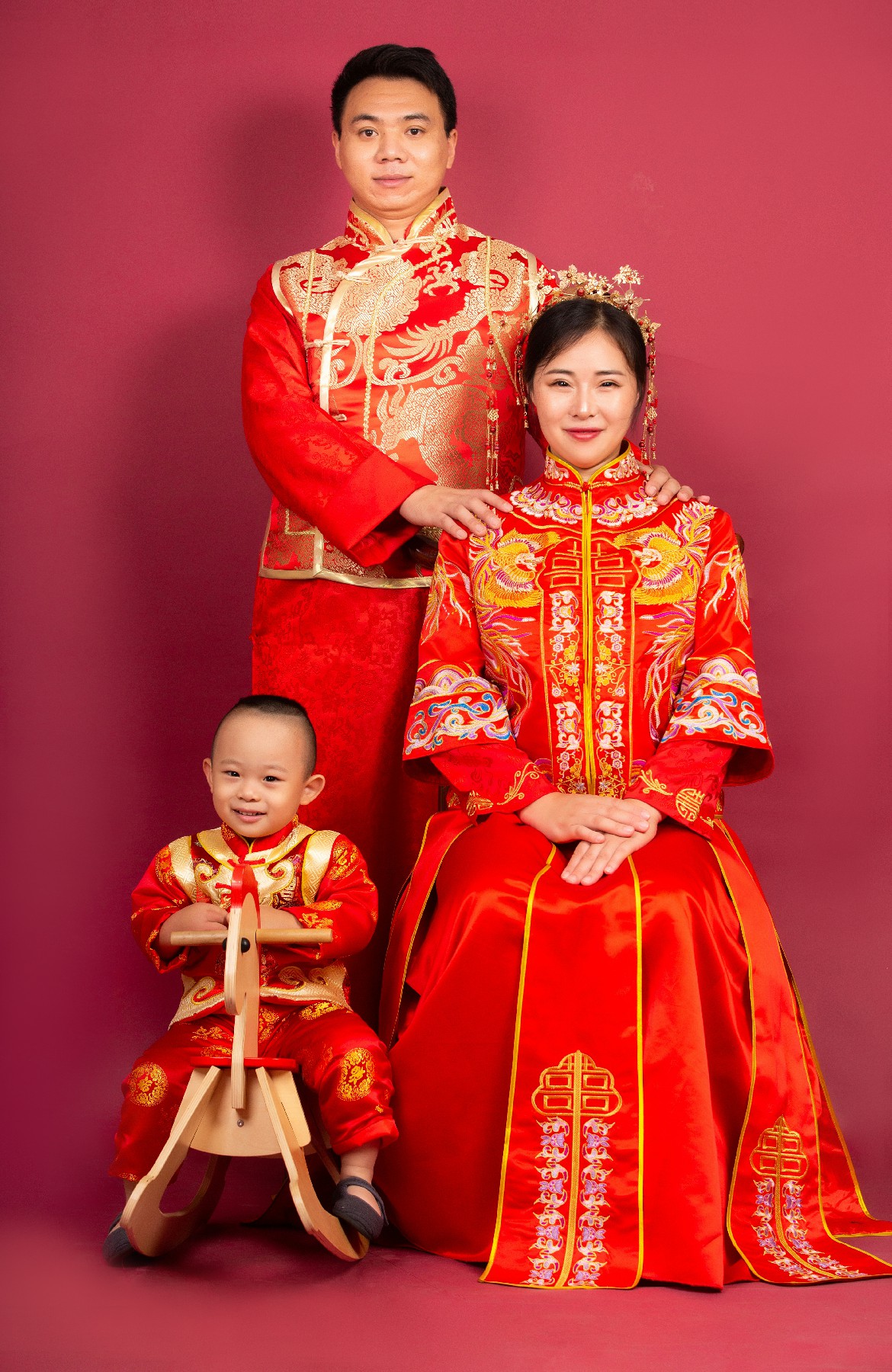 大元元与父母的温馨时刻：中国风写真的独特魅力