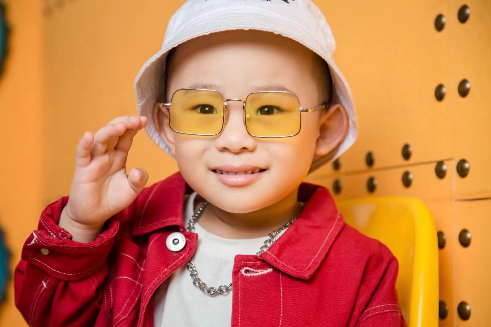 橙色魅力点亮街头艺术