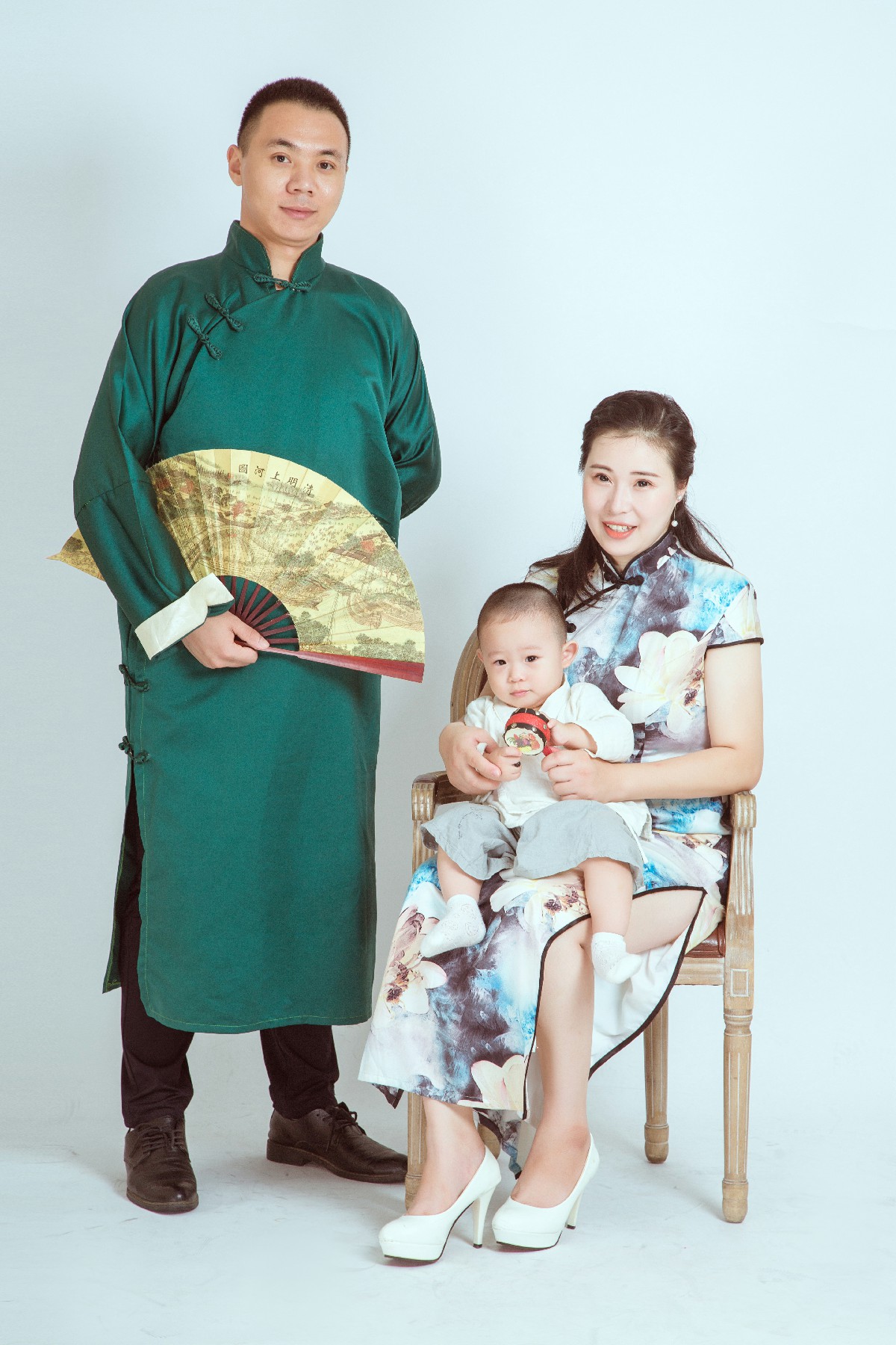 共筑幸福：中国风全家福中的温馨瞬间