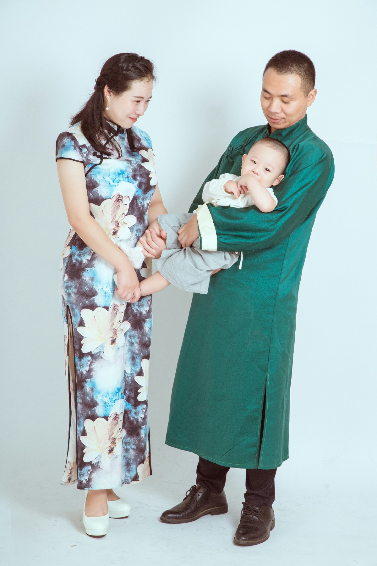 共筑幸福：中国风全家福中的温馨瞬间