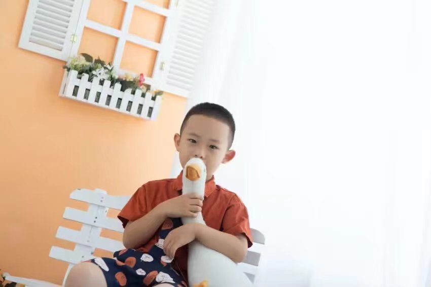 手捧橘子的微笑少年