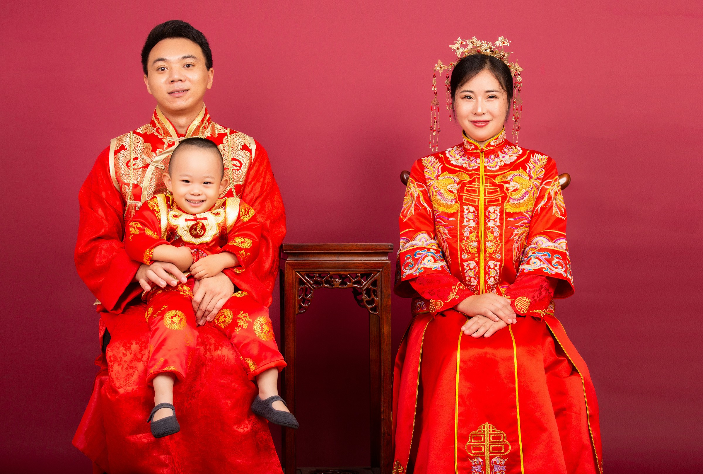 大元元与父母的温馨时刻：中国风写真的独特魅力