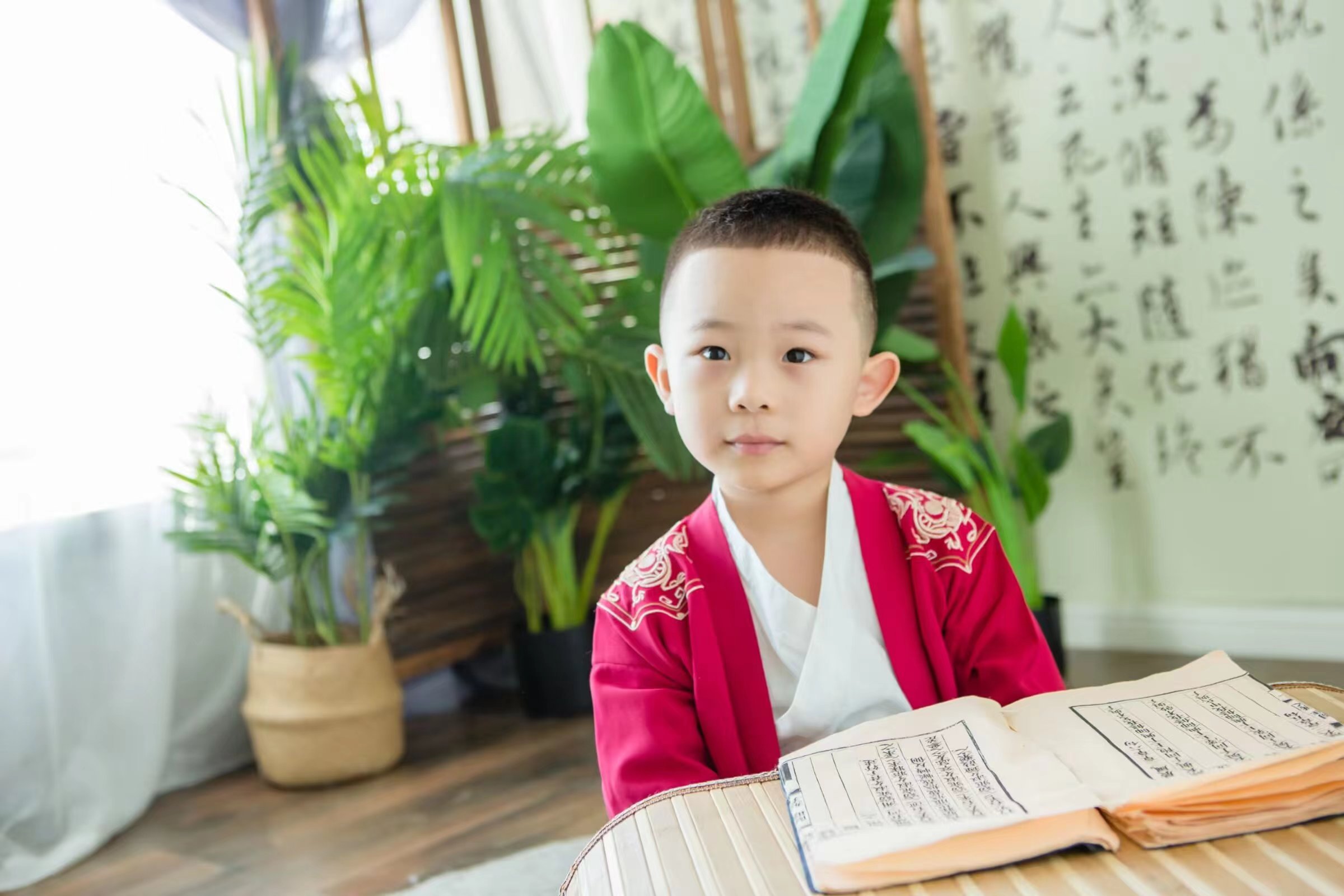 大元元与诗意的邂逅：红色汉服下的文学梦想