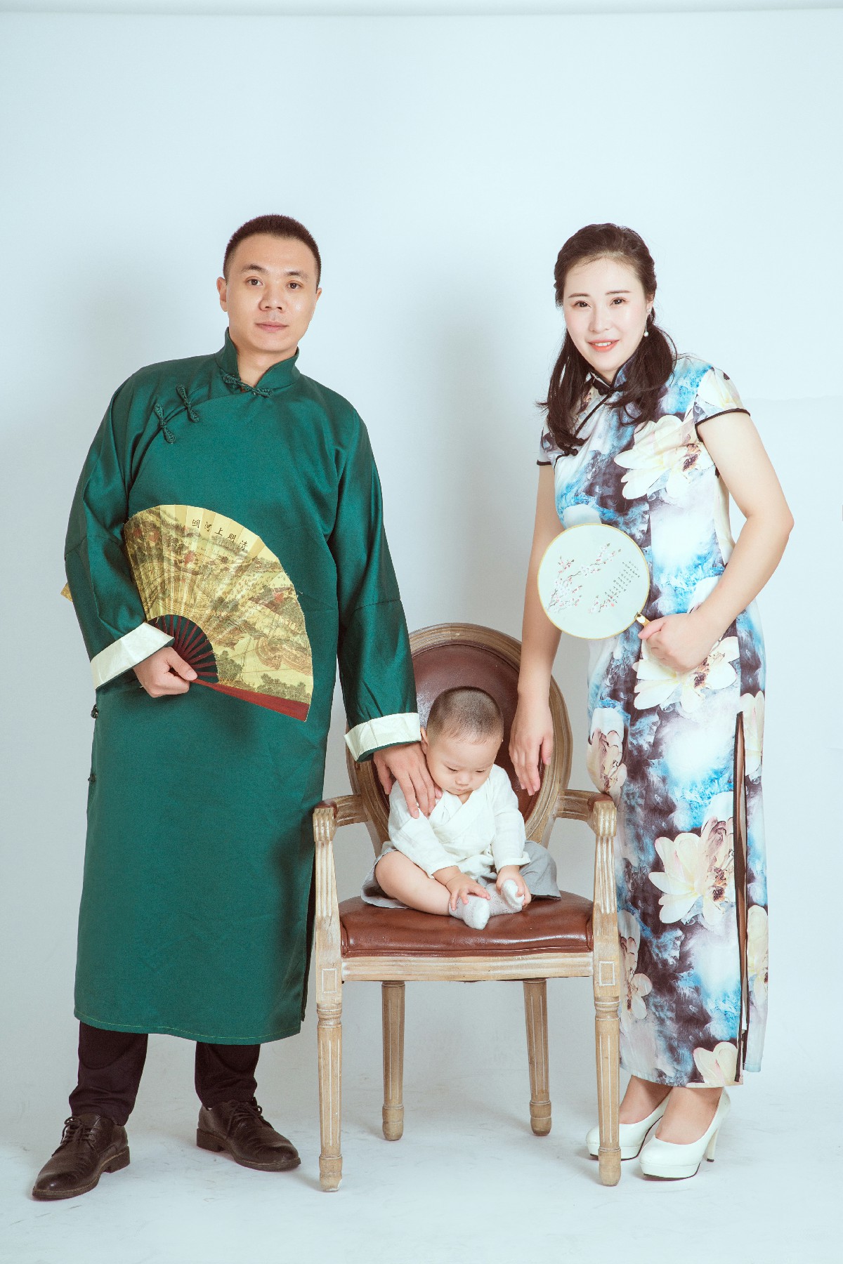 共筑幸福：中国风全家福中的温馨瞬间