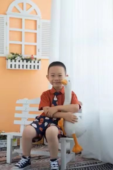 手捧橘子的微笑少年