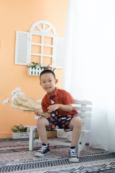 手捧橘子的微笑少年