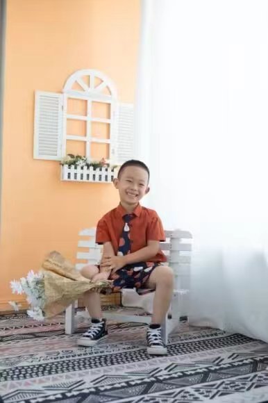 手捧橘子的微笑少年