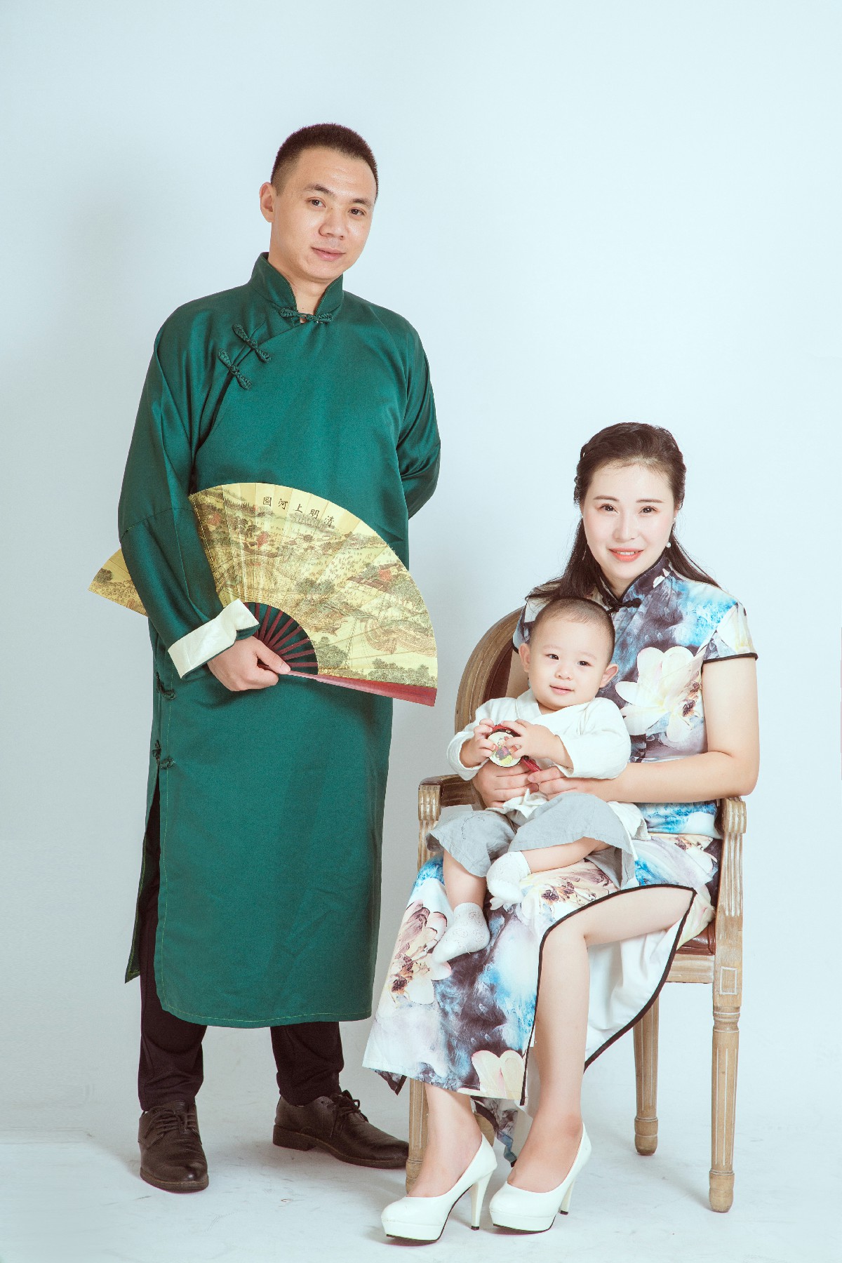 共筑幸福：中国风全家福中的温馨瞬间