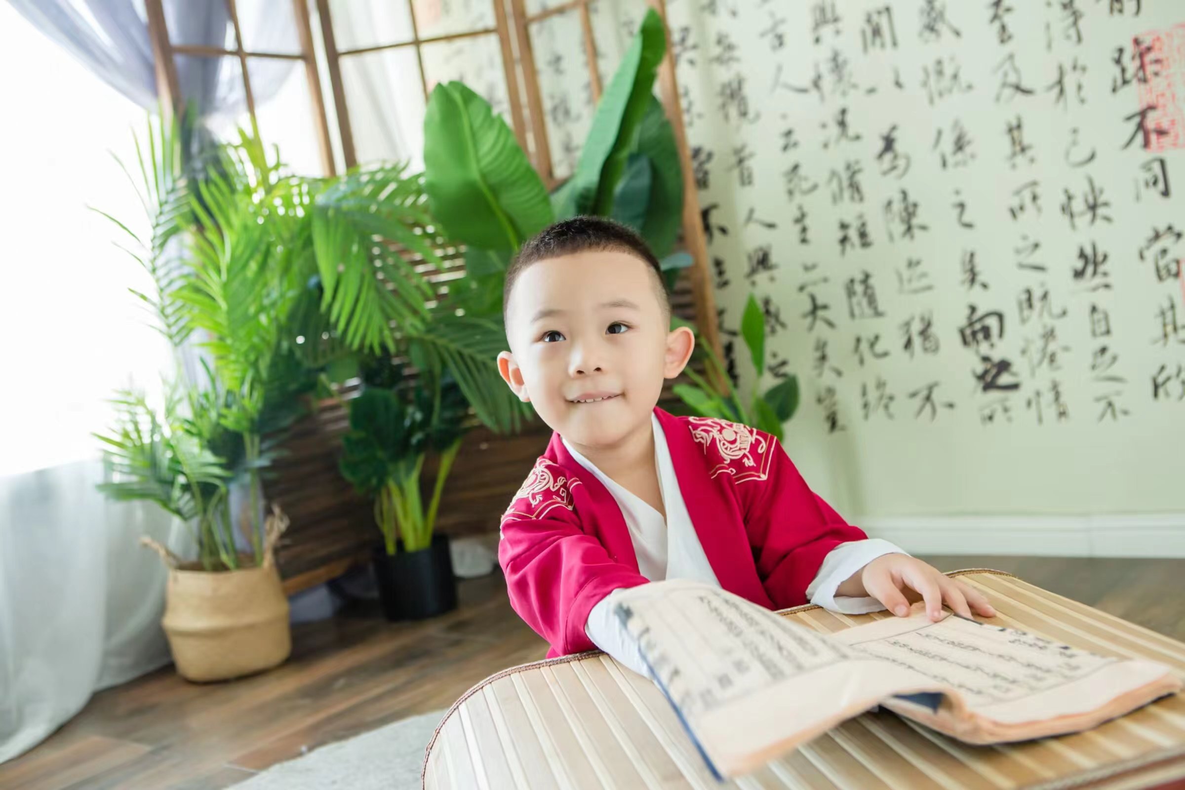 大元元与诗意的邂逅：红色汉服下的文学梦想