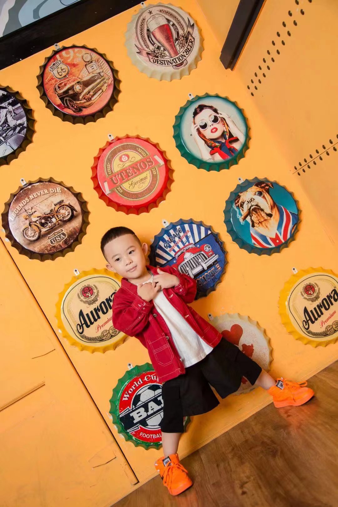 橙色魅力点亮街头艺术