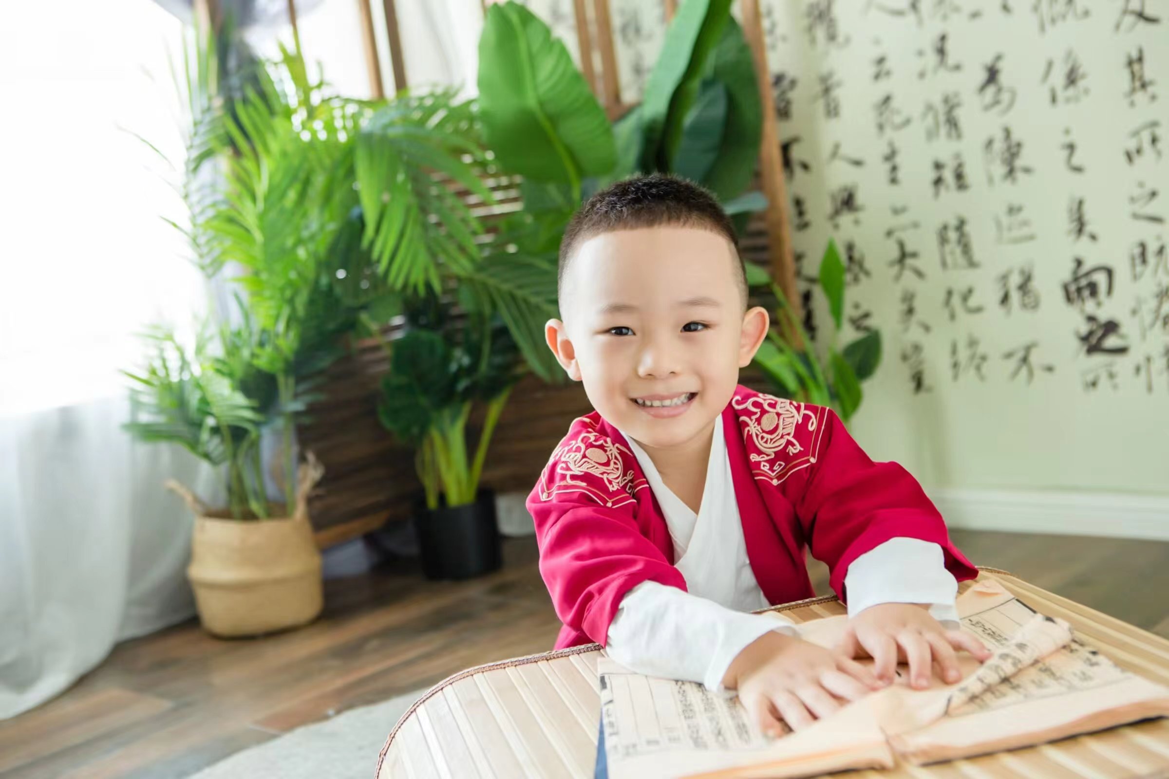 大元元与诗意的邂逅：红色汉服下的文学梦想