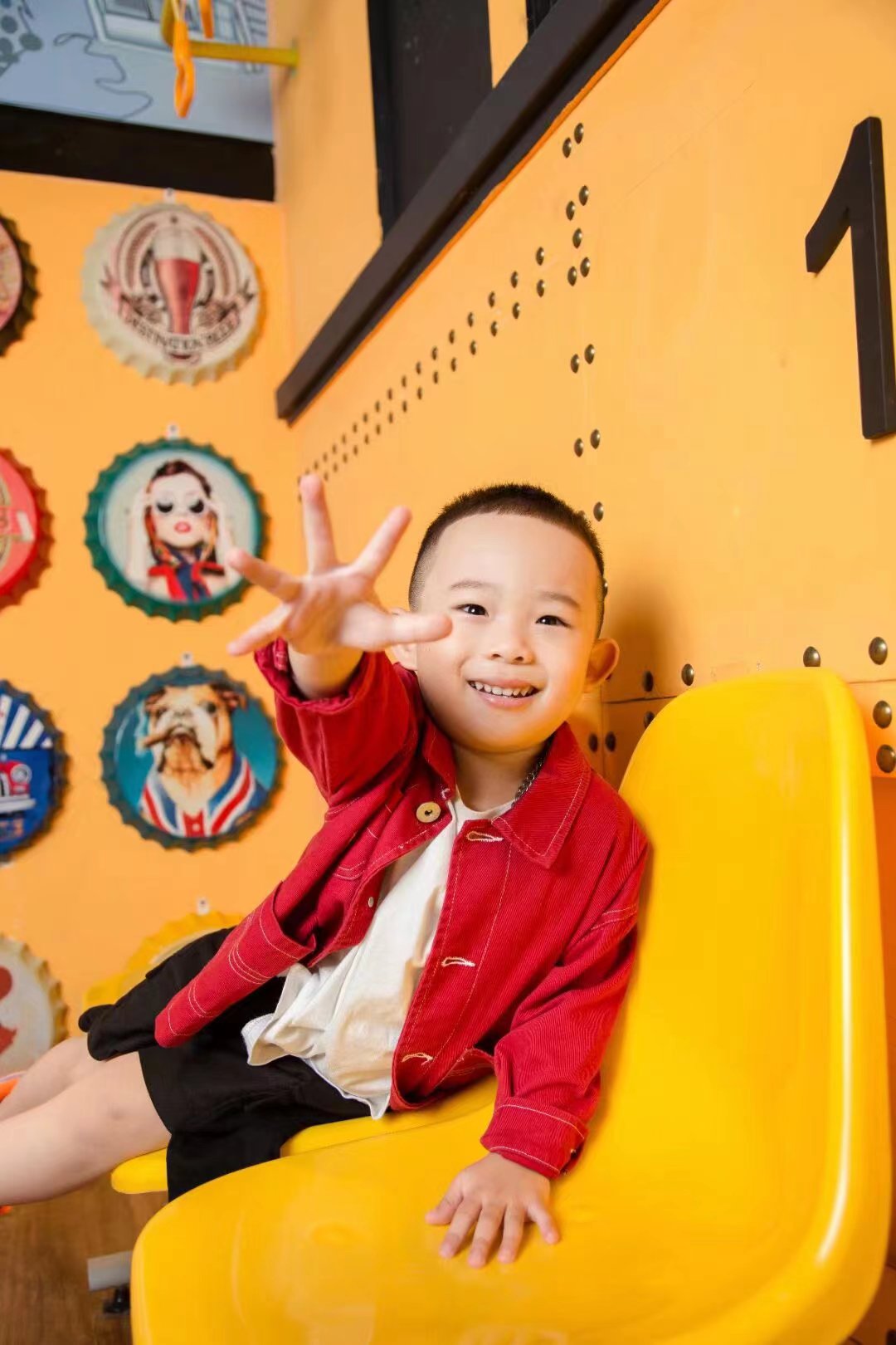 橙色魅力点亮街头艺术