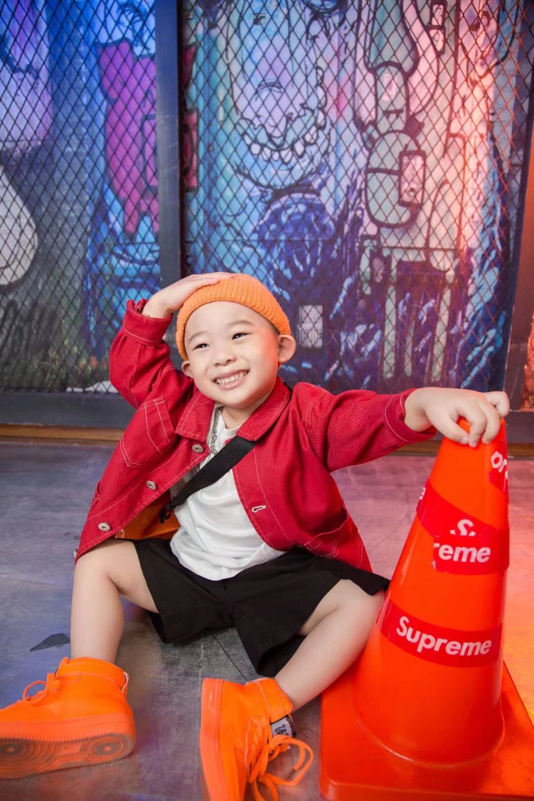 橙色魅力点亮街头艺术