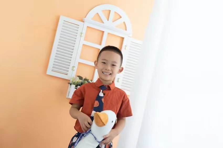 手捧橘子的微笑少年