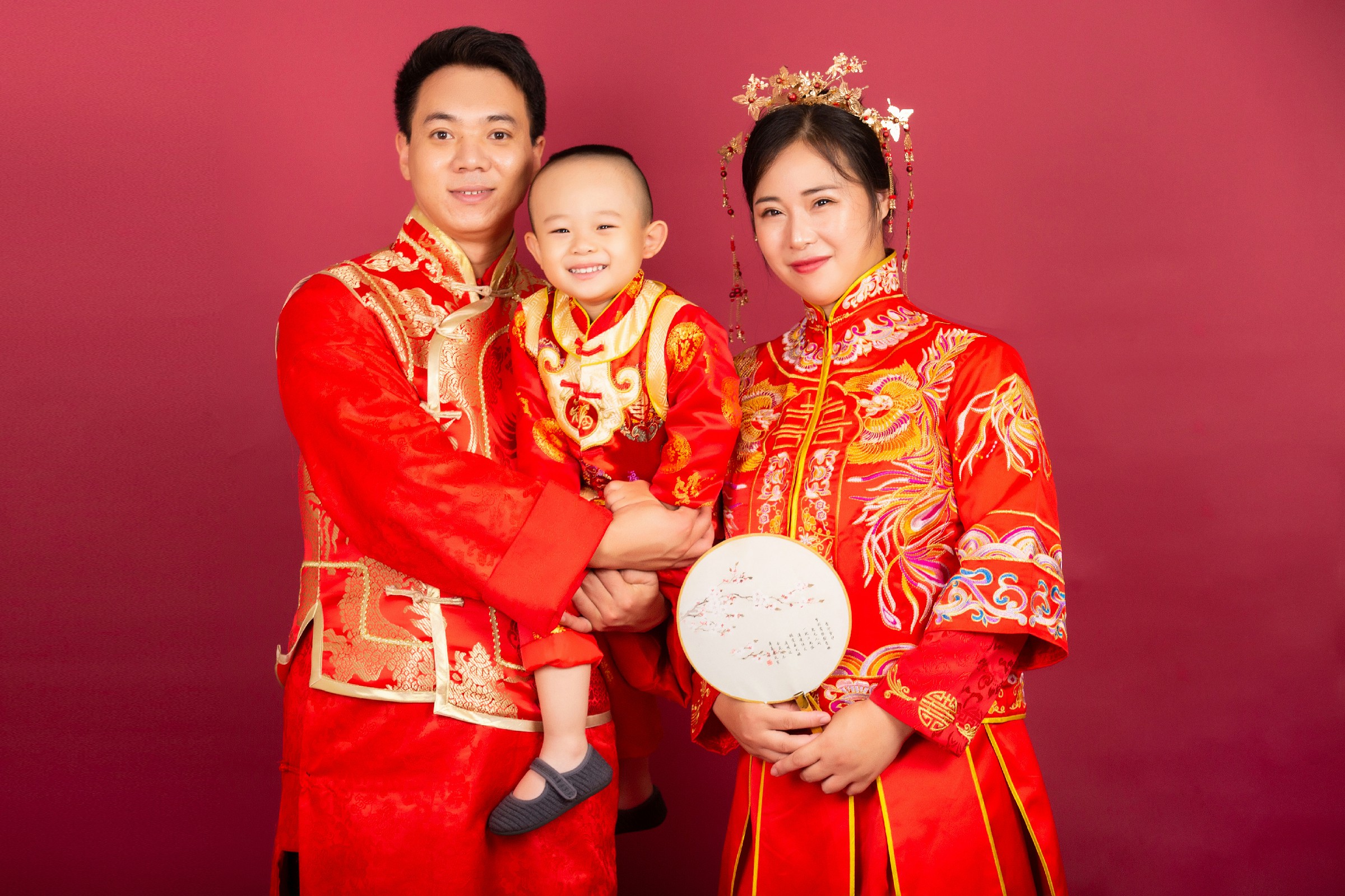 大元元与父母的温馨时刻：中国风写真的独特魅力