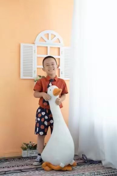 手捧橘子的微笑少年