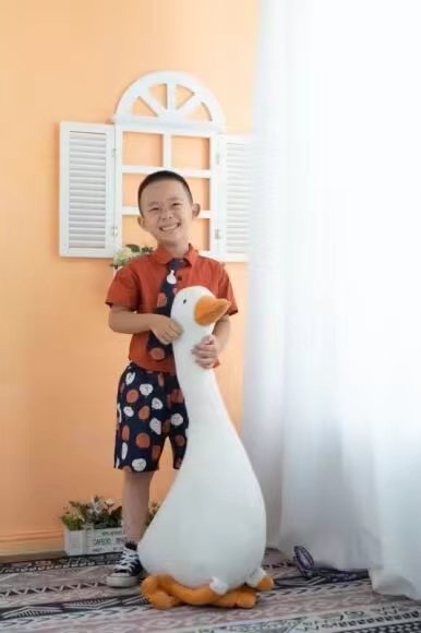 手捧橘子的微笑少年