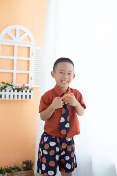 手捧橘子的微笑少年