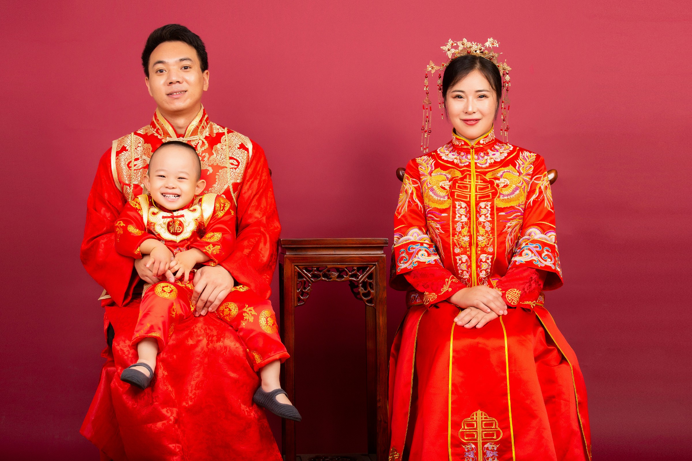 大元元与父母的温馨时刻：中国风写真的独特魅力