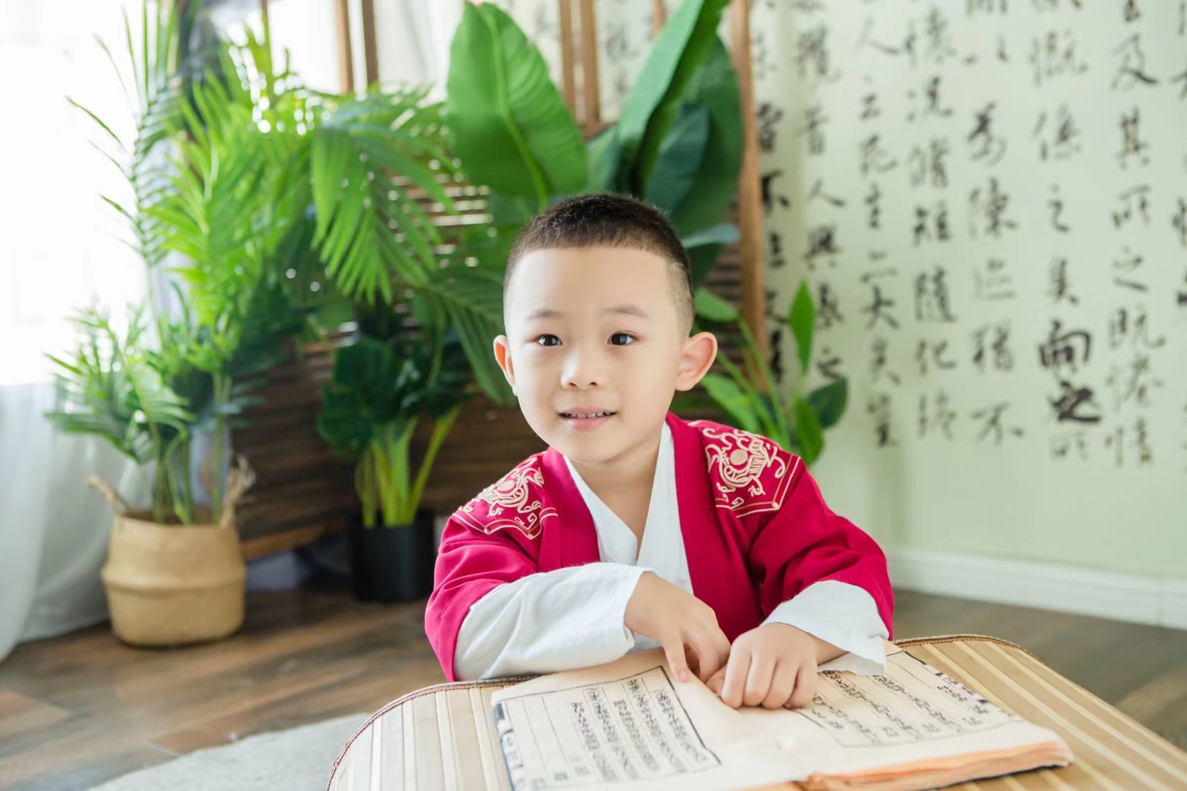 大元元与诗意的邂逅：红色汉服下的文学梦想