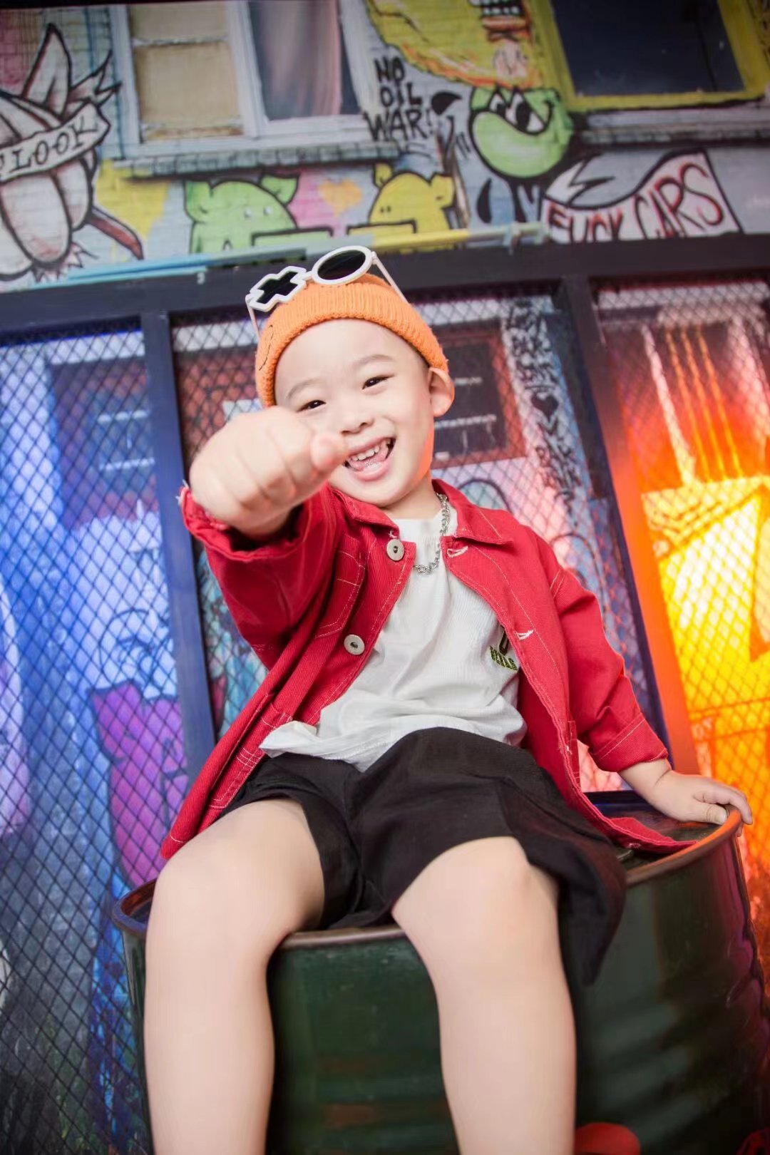 橙色魅力点亮街头艺术