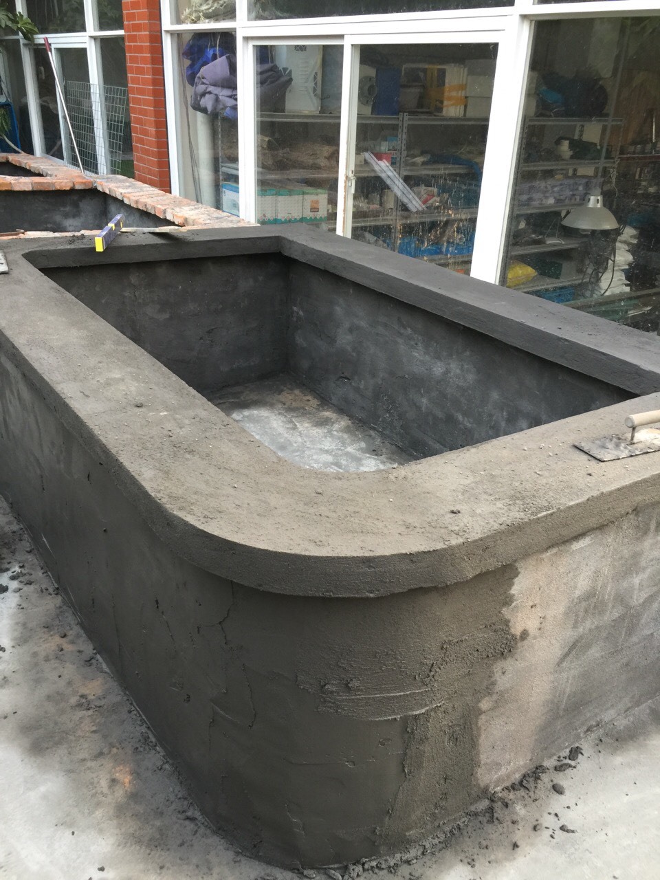 水泥粉池墙外面毛,里边压光,压紧,池不需要做过滤,只要底部装一个排水