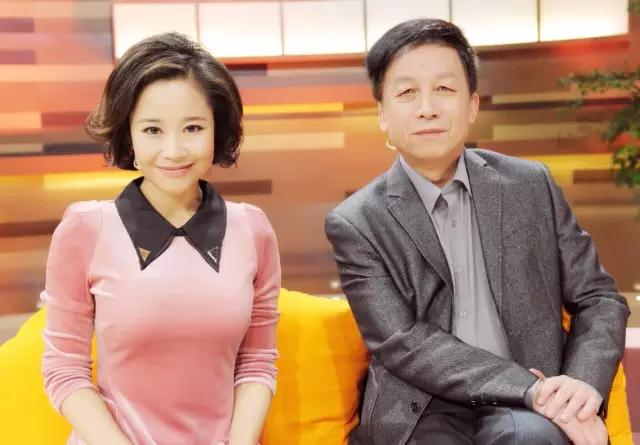 男主持是中国知名作家易中天,女主持是李蕾.